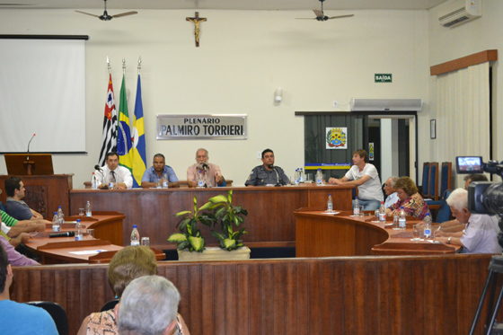 Mesa que conduziu os debates na reunião do dia 25 de agosto